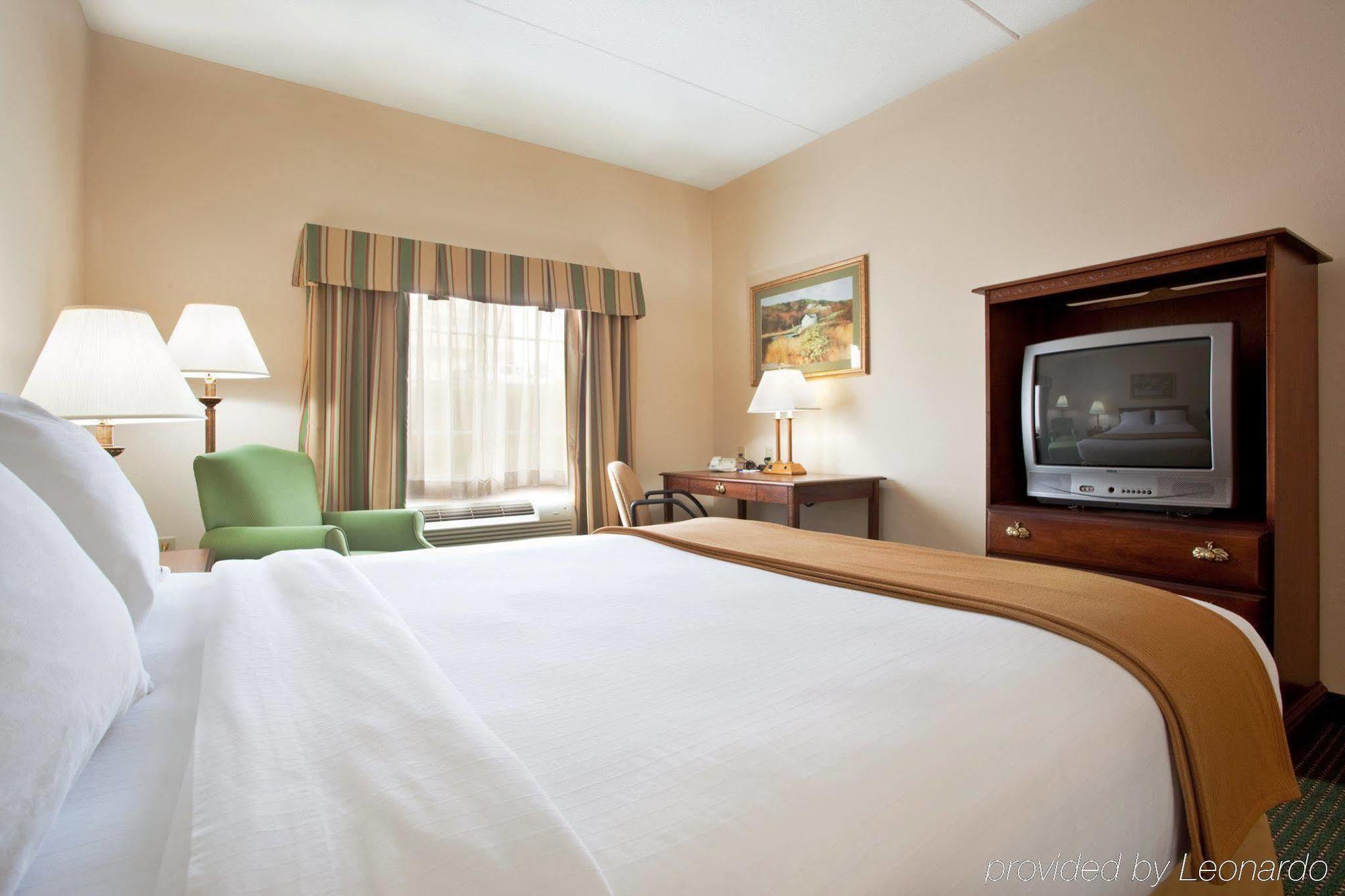 Holiday Inn Express Mount Pleasant- Scottdale, An Ihg Hotel Екстериор снимка