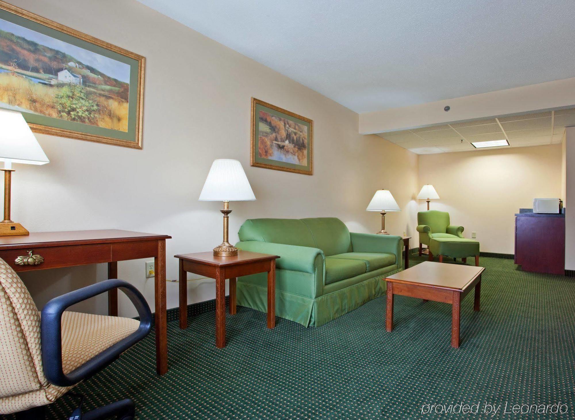 Holiday Inn Express Mount Pleasant- Scottdale By Ihg Екстериор снимка